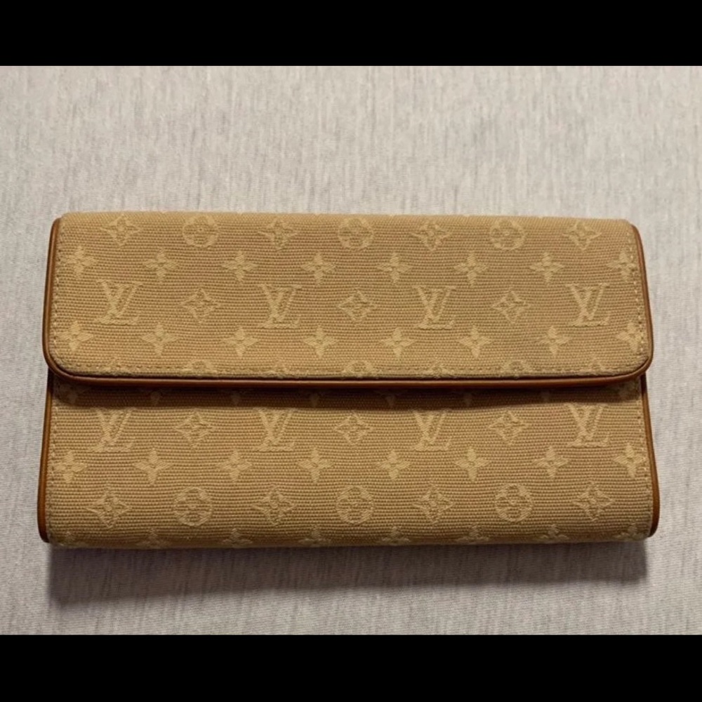Louis Vuitton Wallet. Like new. DATE CODE: CA1014